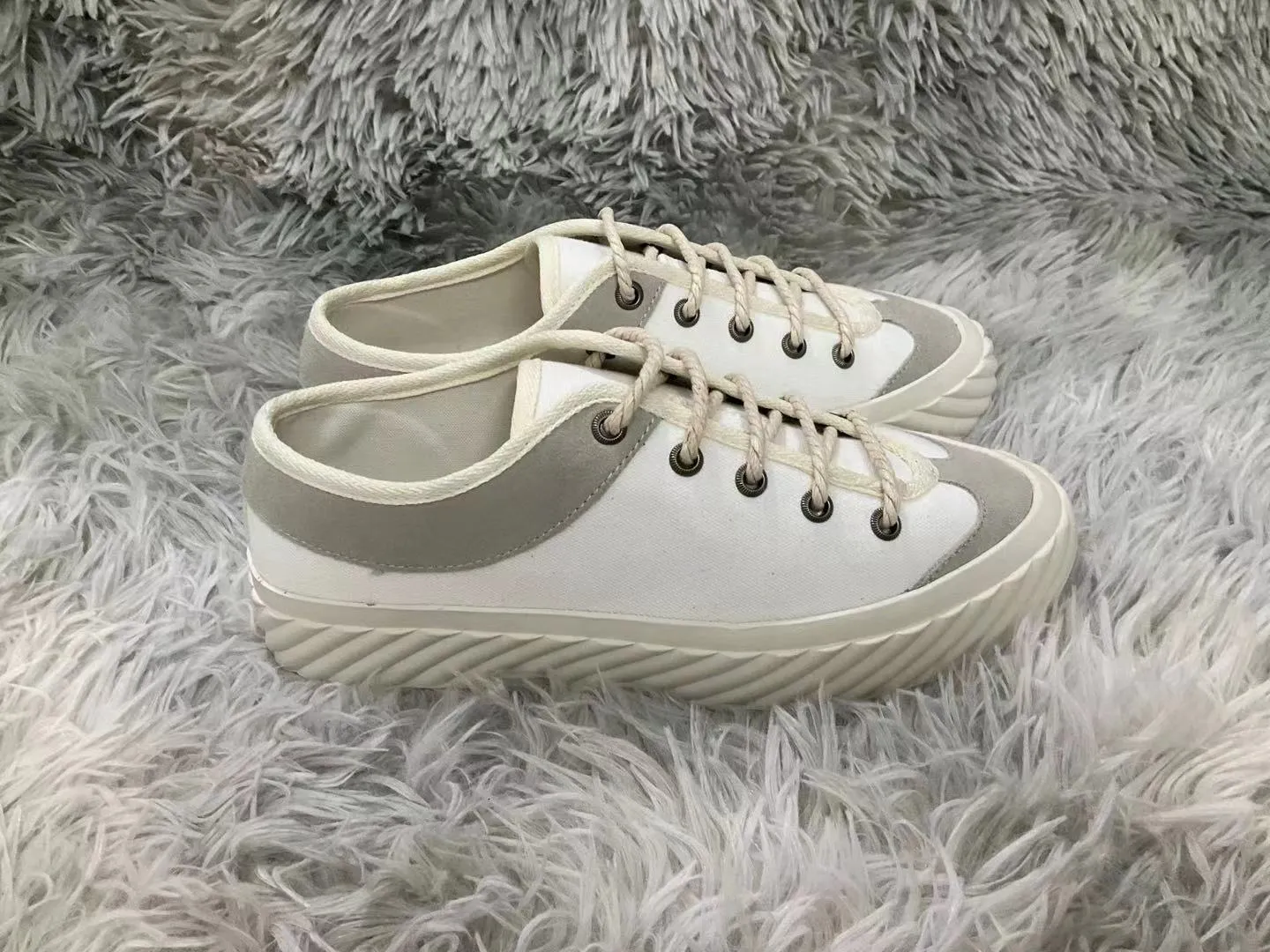 👟👟Ex-factory price 440👟👟 2023 Gucci casual sneakers, top version! 🌸1:1 reproduction. New model for early spring, creating a perfect style💣💣💣street style🔥🔥🔥cool and trendy C-level fashionable outfit with retro and futuristic feel🌹🌹🌹classic shoe shape + British color matching design, super attractive. All kinds of leather splicing, original reverse mold last, imported high-end knitting needle jacquard fabric showing exquisite texture! Open mold to customize high-density outsole. Comes fully packaged. Size: Female 35-41 Male 39-46